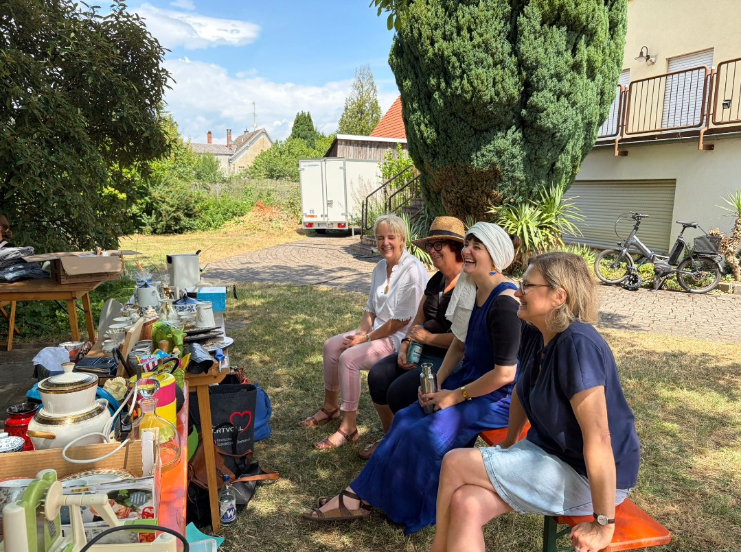 ZuzeZamme beim gemeinsamen Austausch am Flohmarktstand